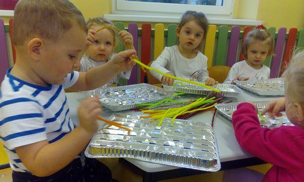 Zajęcia z Montessori przy użyciu tacek na grilla