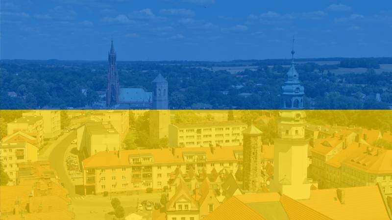 panorama miasta Lubań w barwach ukraińskich