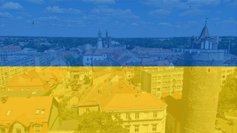 panorama miasta Lubań w barwach ukraińskich