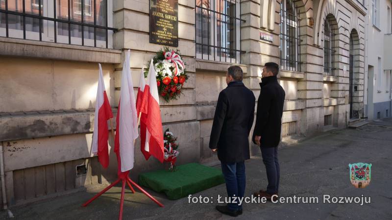 Burmistrz Miasta Lubań wraz z zastępcą składają kwiaty z okazji Narodowego Dnia Pamięci Żołnierzy Wyklętych