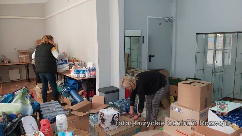 Sortowanie i pakowanie darów dla Ukrainy