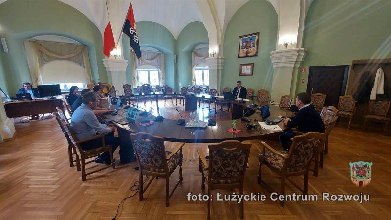 uczestnicy zdalnej sesji Rady Miasta Lubań w sali rajców lubańskiego ratusza