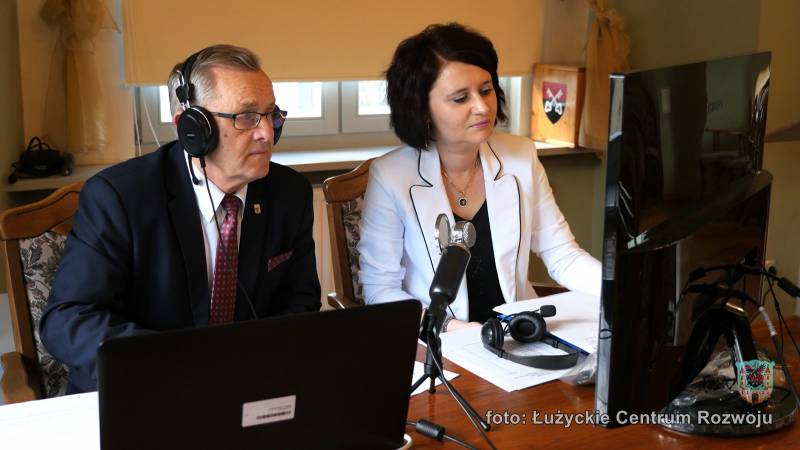 zastępca przewodniczącego rady Miasta Lubań i radczyni prawna siedzą przed ekranem komputera