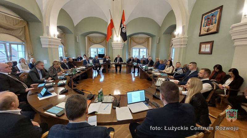 Radni Rady Miasta Lubań podczas obrad w Sali Rajców