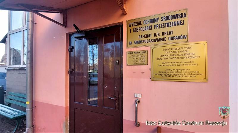 Widok na drzwi do przybudówki Urzędu Miasta Lubań, w której mieści się m. in. omawiany w artykule punkt konsultacyjny