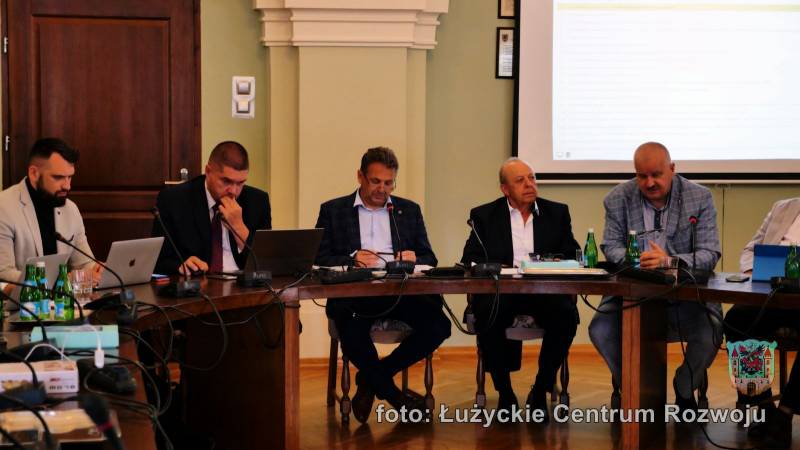 uczestnicy Rady Miasta Lubań podczas sesji w Sali Rajców