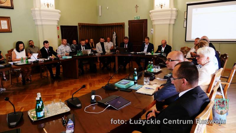 radni Rady Miasta Lubań podczas sesji w Sali Rajców