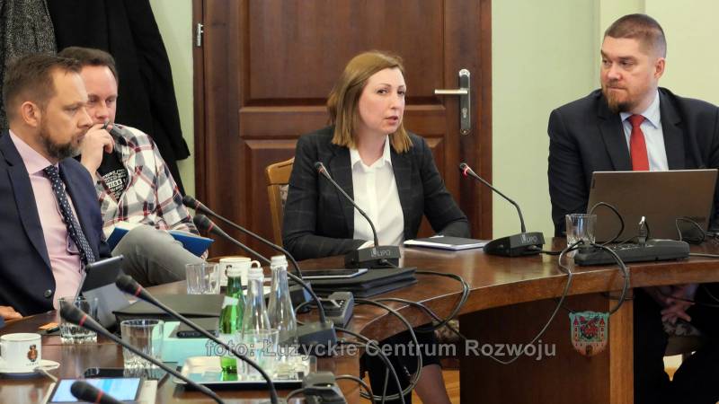 czterech mężczyzn i kobieta przy stole podczas sesji Rady Miasta Lubań