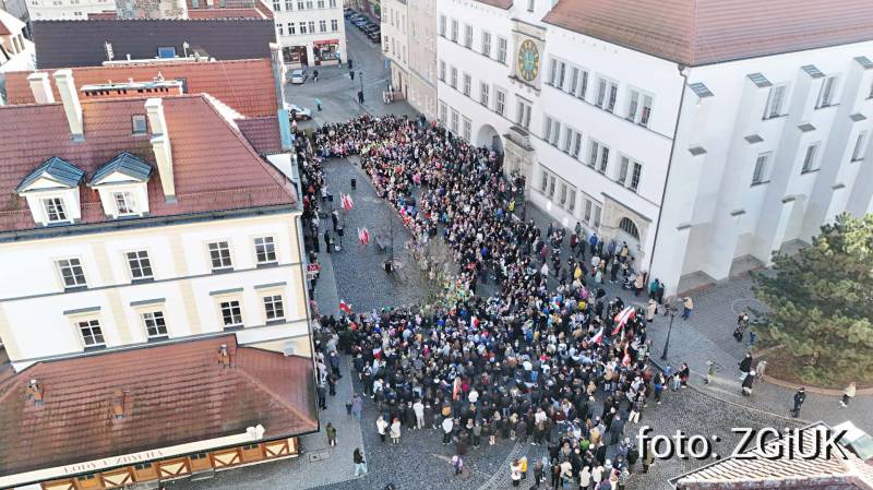 Mazurek Dąbrowskiego na lubańskim rynku