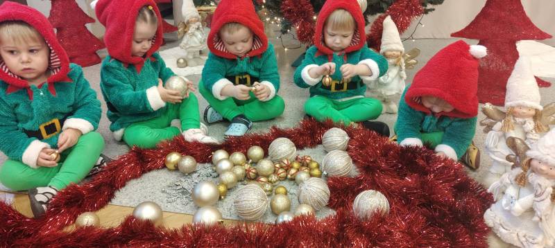 Ubieramy choinkę w Żłobku w Akademii Malucha